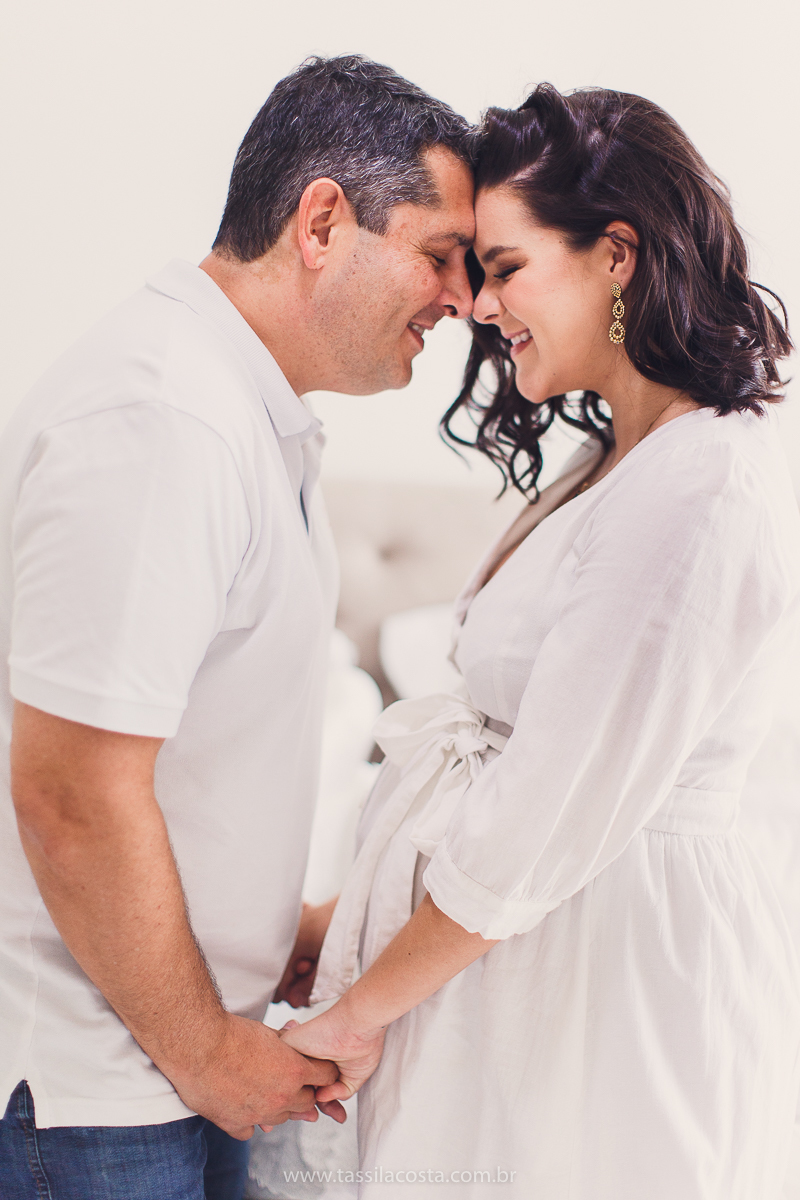 fotos lindas feitas em casa, em Vitória ES, fotógrafa de família, fotos de grávida feitas no quarto, luz linda para fotografar em casa, grávida em Vitória ES, tássila costa fotografia, mãe de dois, looks lindos para vestir no ensaio gestante em casa, foto