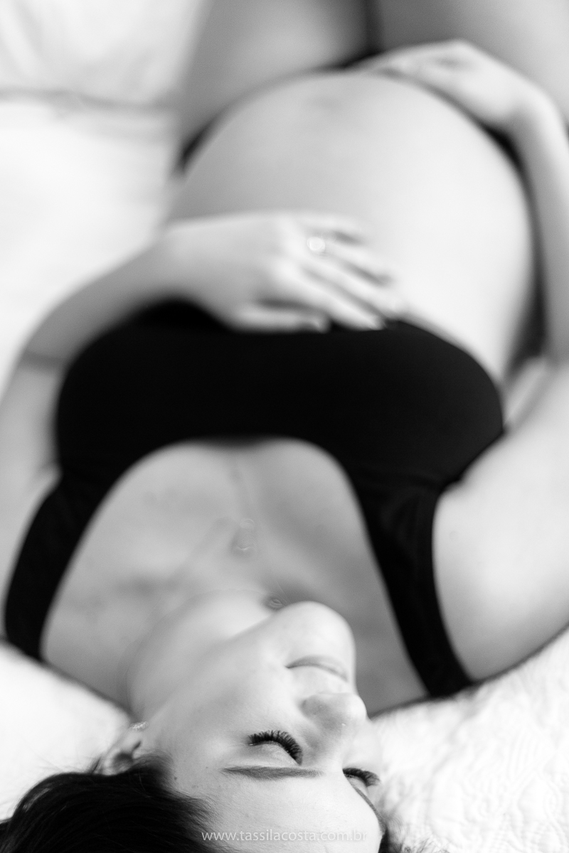 fotos lindas feitas em casa, em Vitória ES, fotógrafa de família, fotos de grávida feitas no quarto, luz linda para fotografar em casa, grávida em Vitória ES, tássila costa fotografia, mãe de dois, looks lindos para vestir no ensaio gestante em casa, foto