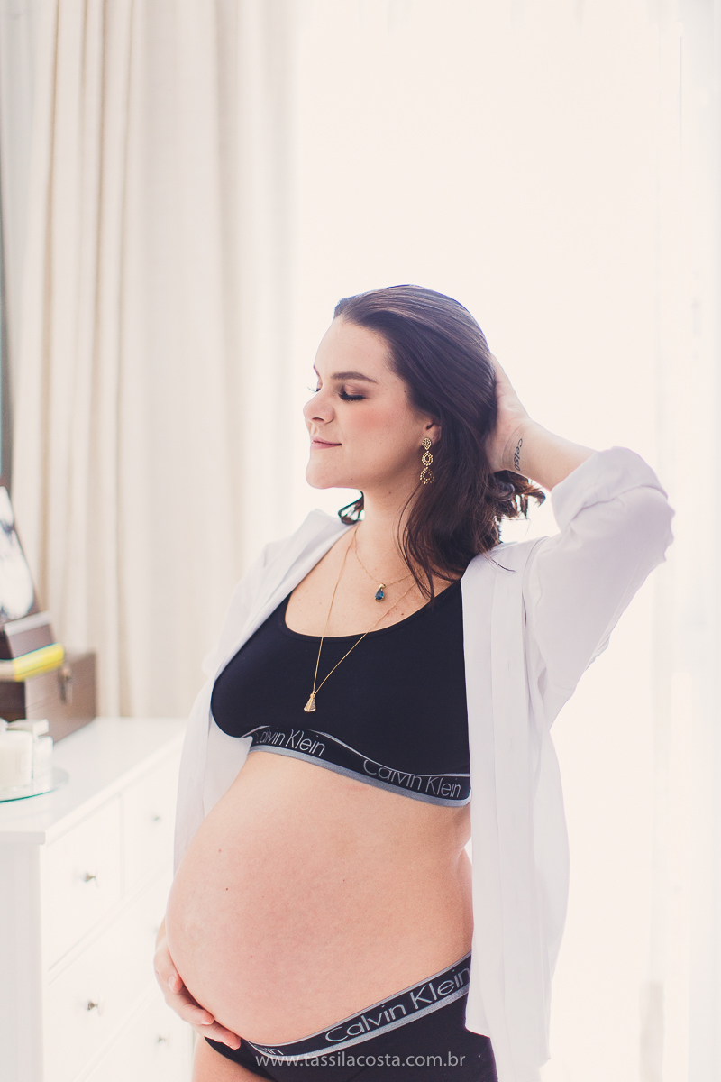 fotos lindas feitas em casa, em Vitória ES, fotógrafa de família, fotos de grávida feitas no quarto, luz linda para fotografar em casa, grávida em Vitória ES, tássila costa fotografia, mãe de dois, looks lindos para vestir no ensaio gestante em casa, foto