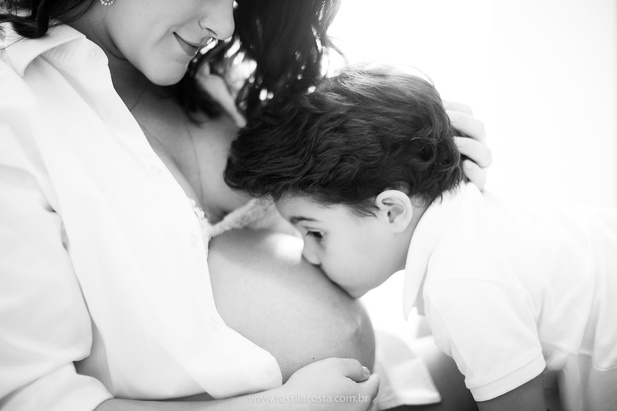 fotos lindas feitas em casa, em Vitória ES, fotógrafa de família, fotos de grávida feitas no quarto, luz linda para fotografar em casa, grávida em Vitória ES, tássila costa fotografia, mãe de dois, looks lindos para vestir no ensaio gestante em casa, foto