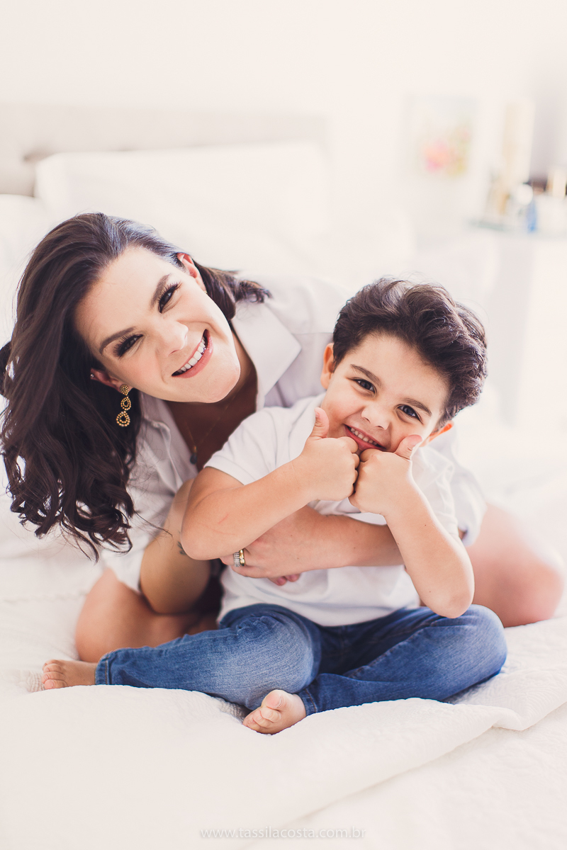 fotos lindas feitas em casa, em Vitória ES, fotógrafa de família, fotos de grávida feitas no quarto, luz linda para fotografar em casa, grávida em Vitória ES, tássila costa fotografia, mãe de dois, looks lindos para vestir no ensaio gestante em casa, foto