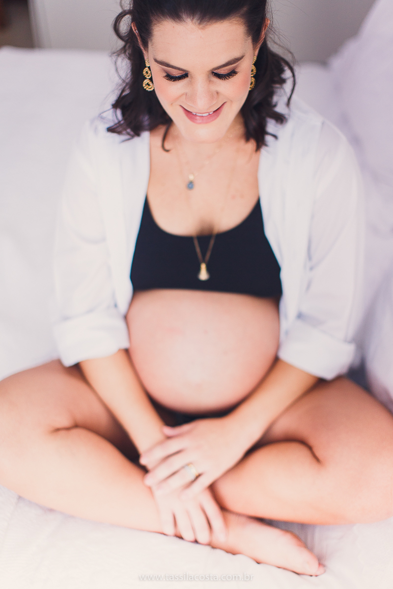 fotos lindas feitas em casa, em Vitória ES, fotógrafa de família, fotos de grávida feitas no quarto, luz linda para fotografar em casa, grávida em Vitória ES, tássila costa fotografia, mãe de dois, looks lindos para vestir no ensaio gestante em casa, foto