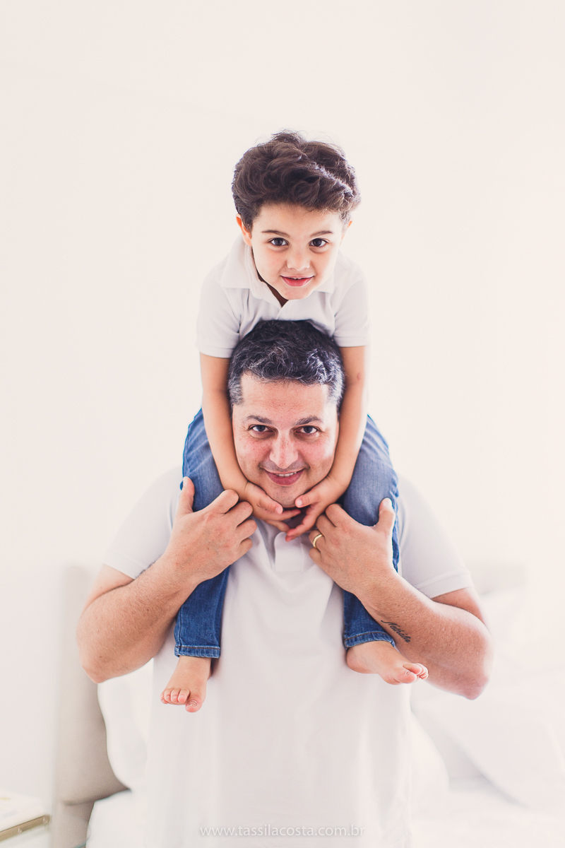 fotos lindas feitas em casa, em Vitória ES, fotógrafa de família, fotos de grávida feitas no quarto, luz linda para fotografar em casa, grávida em Vitória ES, tássila costa fotografia, mãe de dois, looks lindos para vestir no ensaio gestante em casa, foto