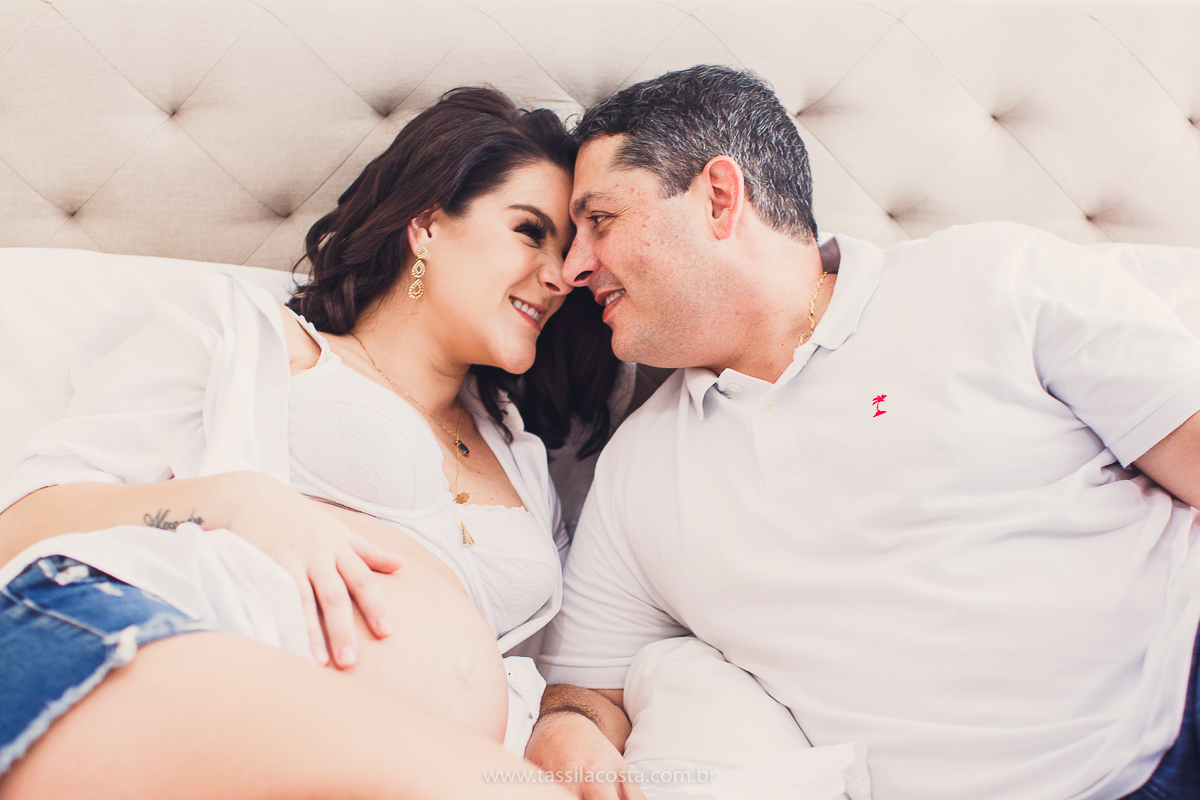 fotos lindas feitas em casa, em Vitória ES, fotógrafa de família, fotos de grávida feitas no quarto, luz linda para fotografar em casa, grávida em Vitória ES, tássila costa fotografia, mãe de dois, looks lindos para vestir no ensaio gestante em casa, foto