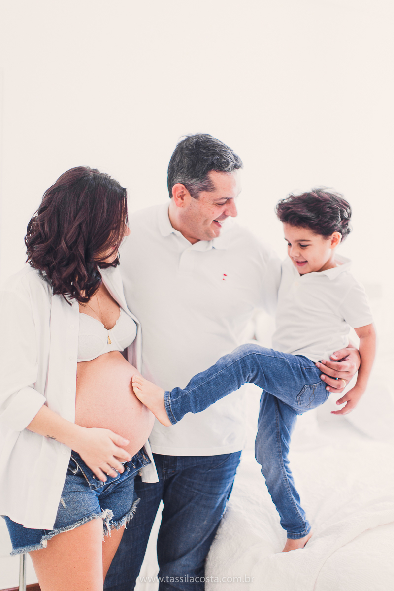 fotos lindas feitas em casa, em Vitória ES, fotógrafa de família, fotos de grávida feitas no quarto, luz linda para fotografar em casa, grávida em Vitória ES, tássila costa fotografia, mãe de dois, looks lindos para vestir no ensaio gestante em casa, foto
