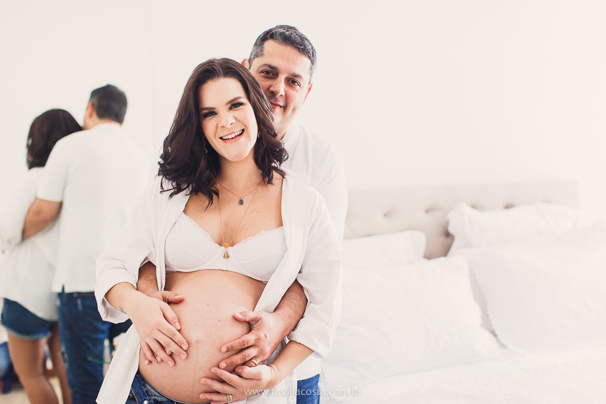 fotos lindas feitas em casa, em Vitória ES, fotógrafa de família, fotos de grávida feitas no quarto, luz linda para fotografar em casa, grávida em Vitória ES, tássila costa fotografia, mãe de dois, looks lindos para vestir no ensaio gestante em casa, foto