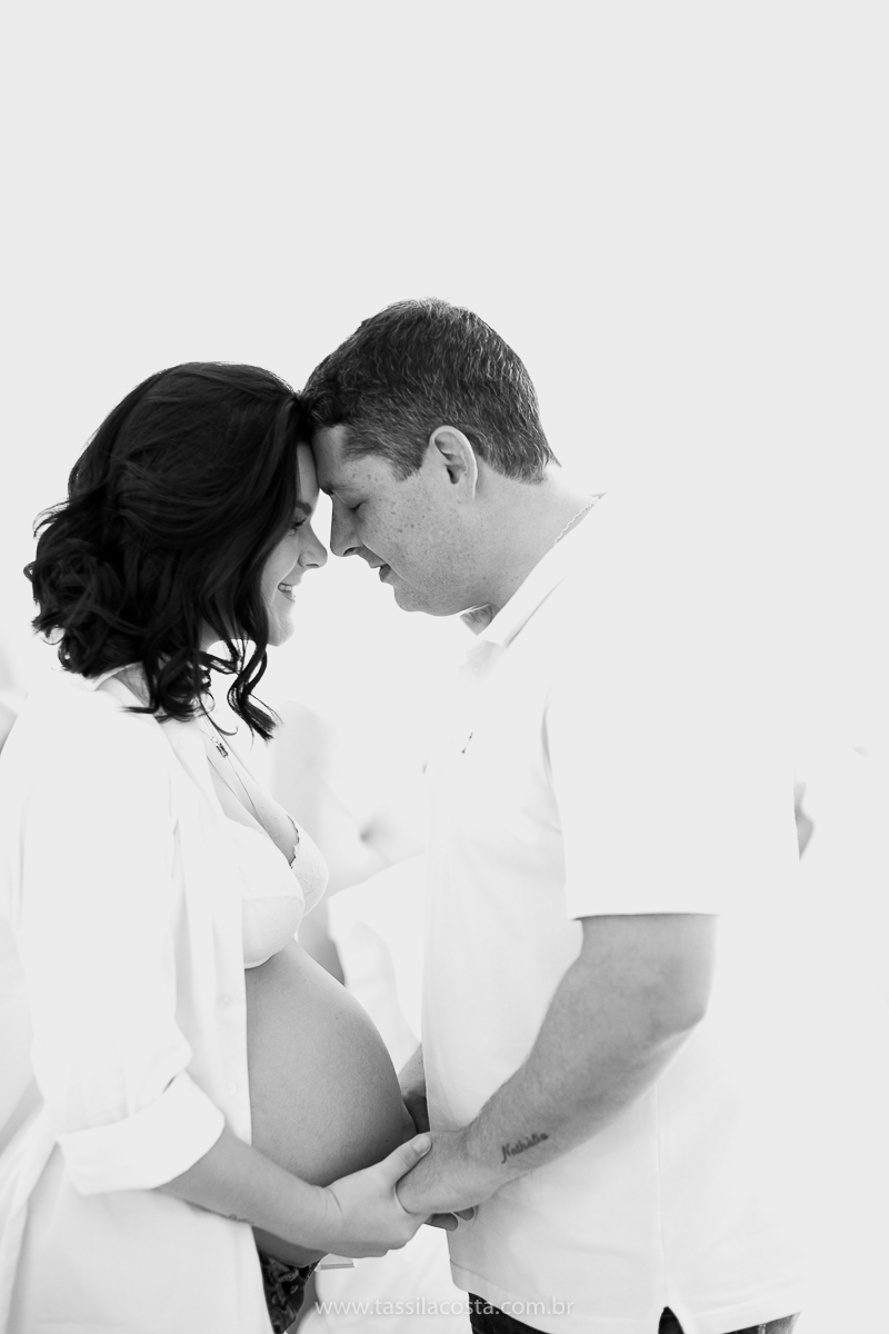 fotos lindas feitas em casa, em Vitória ES, fotógrafa de família, fotos de grávida feitas no quarto, luz linda para fotografar em casa, grávida em Vitória ES, tássila costa fotografia, mãe de dois, looks lindos para vestir no ensaio gestante em casa, foto