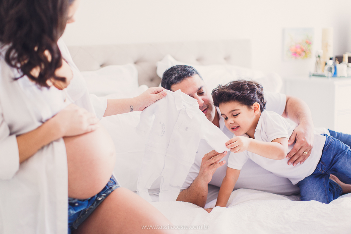 fotos lindas feitas em casa, em Vitória ES, fotógrafa de família, fotos de grávida feitas no quarto, luz linda para fotografar em casa, grávida em Vitória ES, tássila costa fotografia, mãe de dois, looks lindos para vestir no ensaio gestante em casa, foto