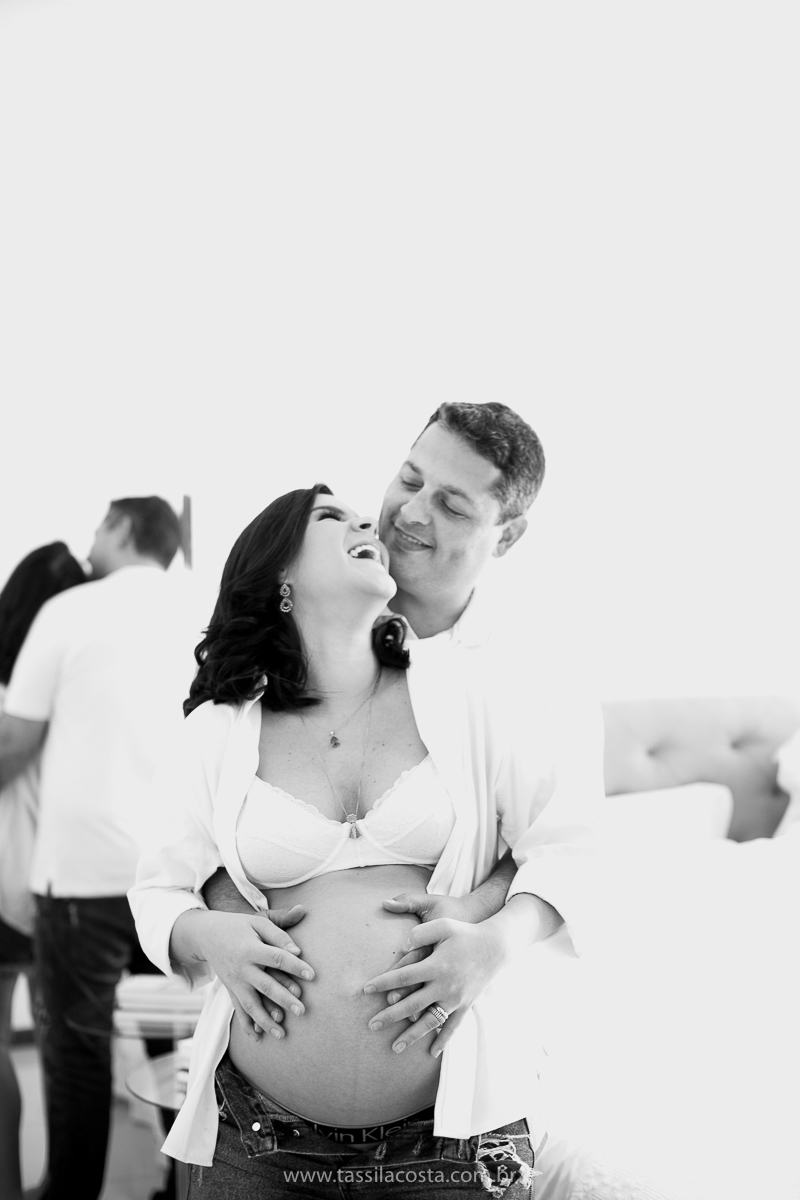 fotos lindas feitas em casa, em Vitória ES, fotógrafa de família, fotos de grávida feitas no quarto, luz linda para fotografar em casa, grávida em Vitória ES, tássila costa fotografia, mãe de dois, looks lindos para vestir no ensaio gestante em casa, foto