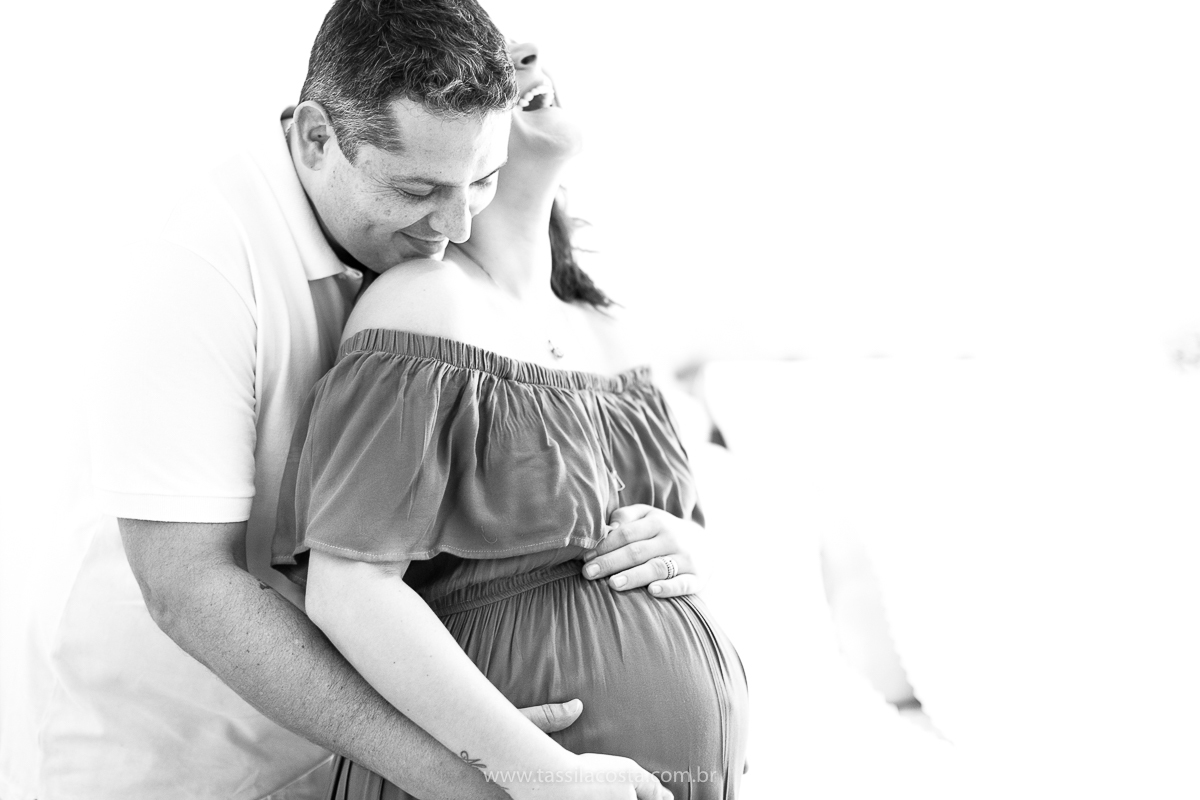 fotos lindas feitas em casa, em Vitória ES, fotógrafa de família, fotos de grávida feitas no quarto, luz linda para fotografar em casa, grávida em Vitória ES, tássila costa fotografia, mãe de dois, looks lindos para vestir no ensaio gestante em casa, foto