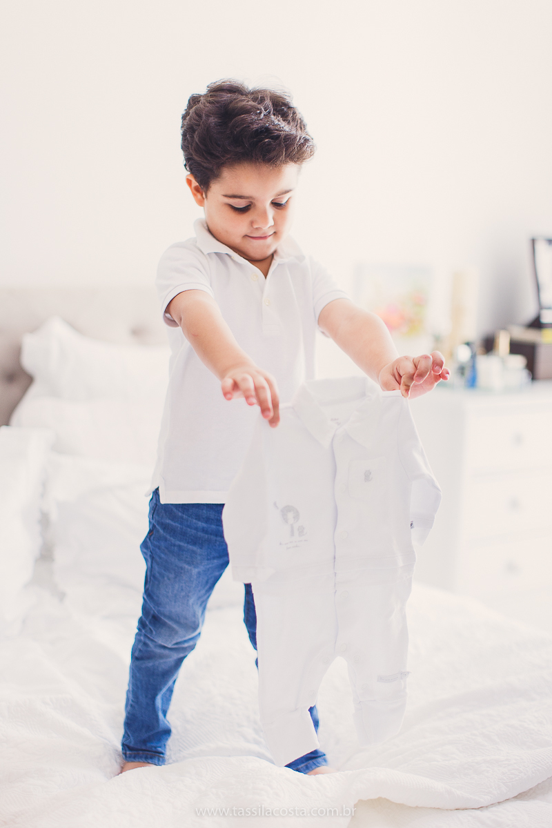 fotos lindas feitas em casa, em Vitória ES, fotógrafa de família, fotos de grávida feitas no quarto, luz linda para fotografar em casa, grávida em Vitória ES, tássila costa fotografia, mãe de dois, looks lindos para vestir no ensaio gestante em casa, foto