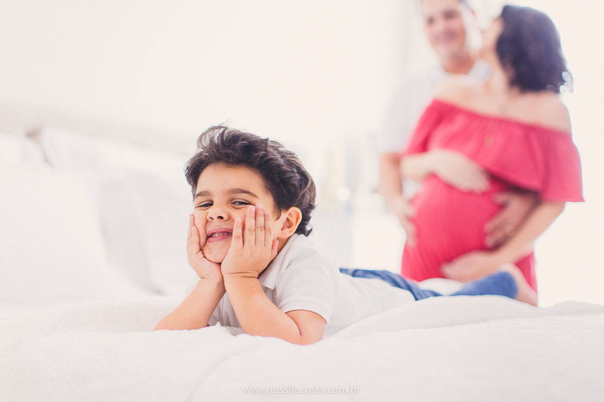 fotos lindas feitas em casa, em Vitória ES, fotógrafa de família, fotos de grávida feitas no quarto, luz linda para fotografar em casa, grávida em Vitória ES, tássila costa fotografia, mãe de dois, looks lindos para vestir no ensaio gestante em casa, foto