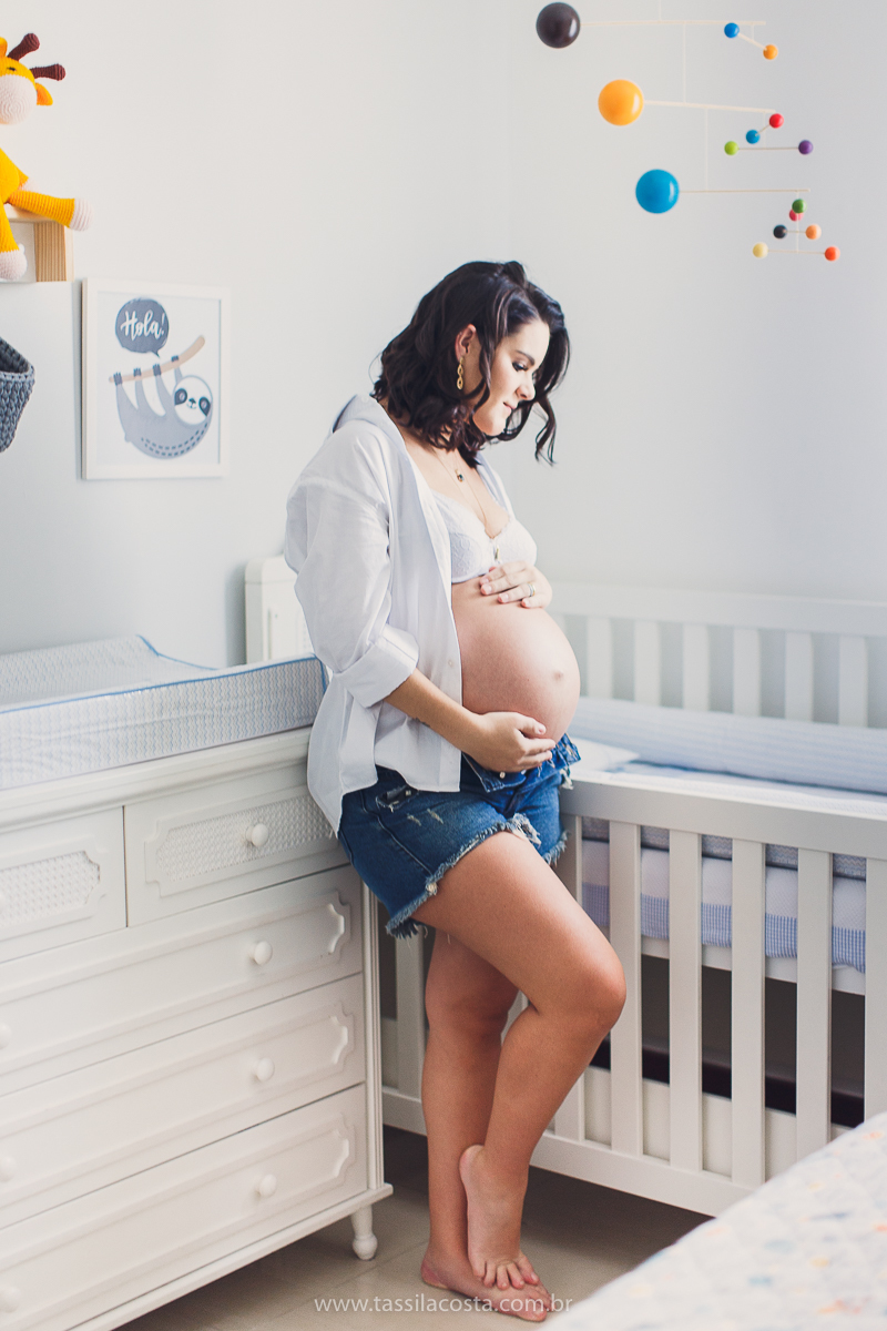 fotos lindas feitas em casa, em Vitória ES, fotógrafa de família, fotos de grávida feitas no quarto, luz linda para fotografar em casa, grávida em Vitória ES, tássila costa fotografia, mãe de dois, looks lindos para vestir no ensaio gestante em casa, foto