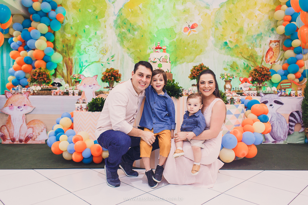 festa com tema super diferente, festa de menino, no cerimonial Ratiboom em Campo Grande, ES, decoração da Giovana da Xic Baloon, decoração no tema Bosque, Bosque do Pedro, fotografia de festa infantil, fotos lindas de aniversário infantil, 1 ano do meu bb
