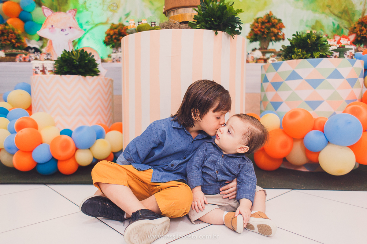 festa com tema super diferente, festa de menino, no cerimonial Ratiboom em Campo Grande, ES, decoração da Giovana da Xic Baloon, decoração no tema Bosque, Bosque do Pedro, fotografia de festa infantil, fotos lindas de aniversário infantil, 1 ano do meu bb