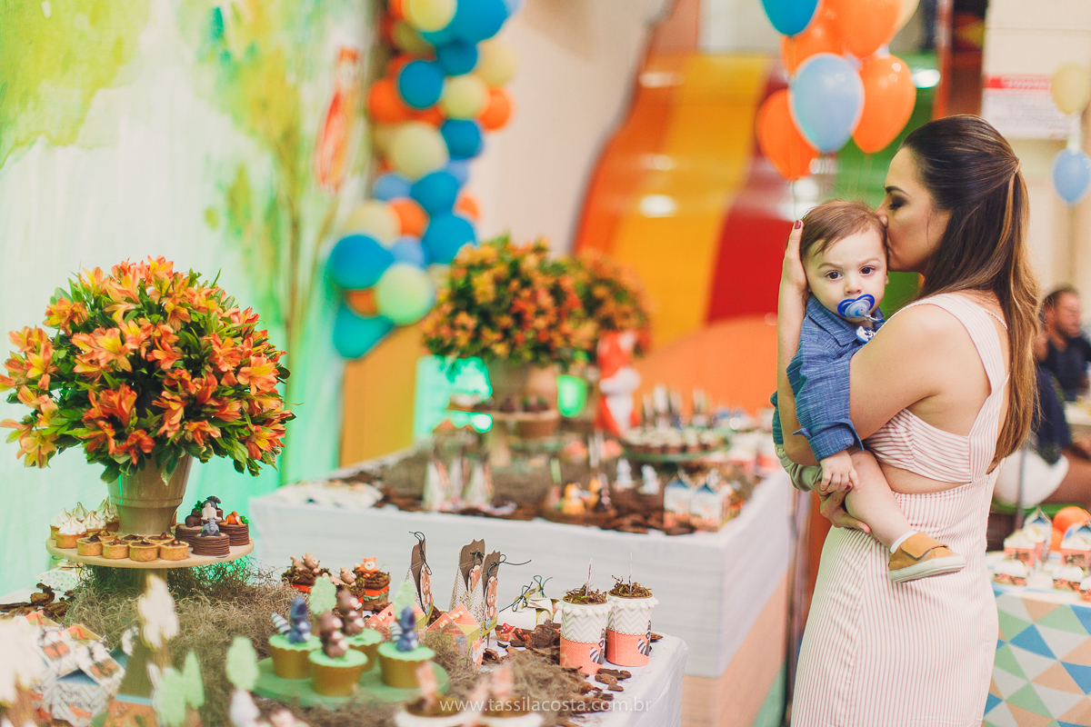 festa com tema super diferente, festa de menino, no cerimonial Ratiboom em Campo Grande, ES, decoração da Giovana da Xic Baloon, decoração no tema Bosque, Bosque do Pedro, fotografia de festa infantil, fotos lindas de aniversário infantil, 1 ano do meu bb