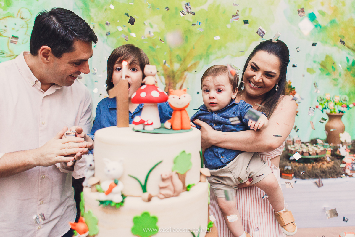 festa com tema super diferente, festa de menino, no cerimonial Ratiboom em Campo Grande, ES, decoração da Giovana da Xic Baloon, decoração no tema Bosque, Bosque do Pedro, fotografia de festa infantil, fotos lindas de aniversário infantil, 1 ano do meu bb