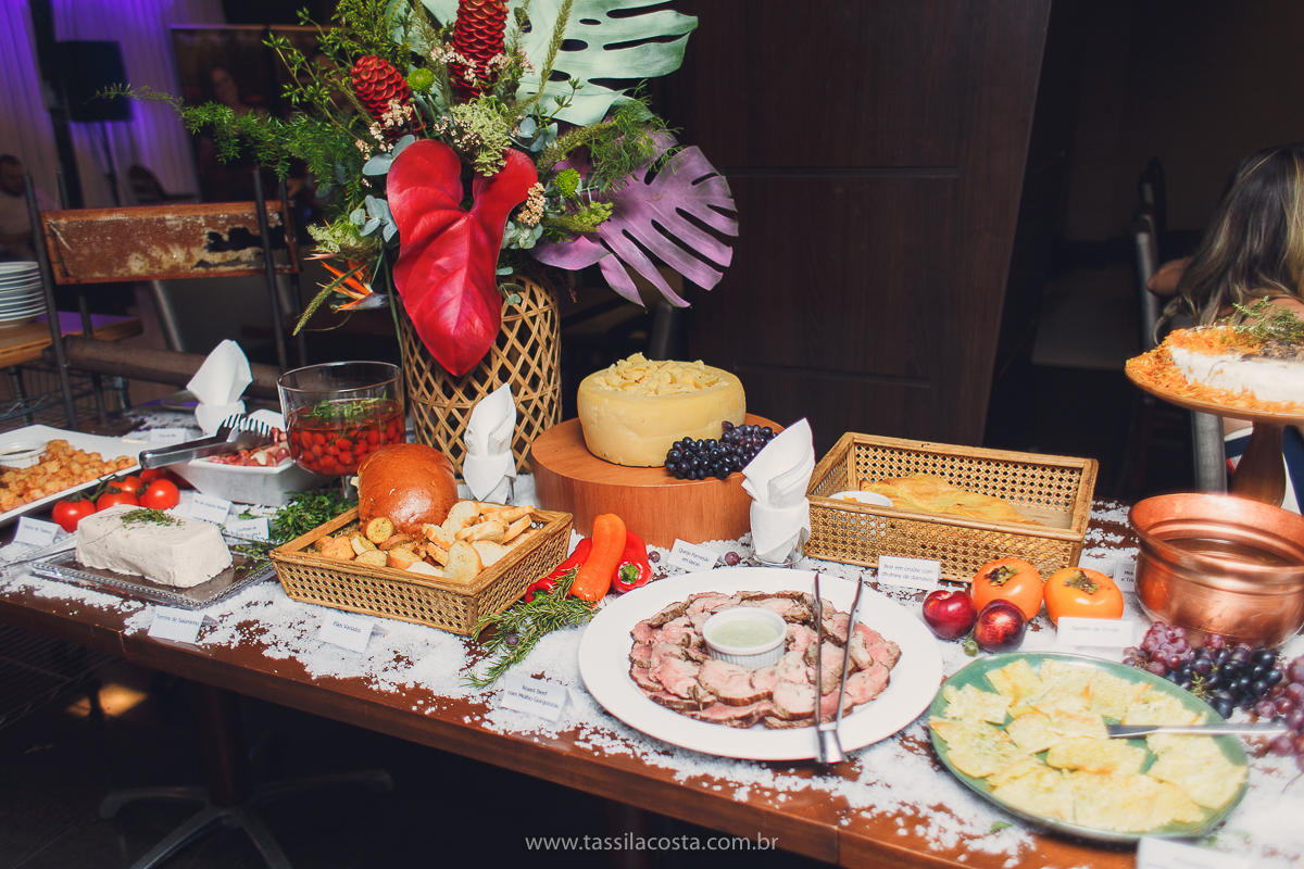 decoração linda de chá bar, Dayane e Higgor, decoração de chá bar by Tais Vaz, fotografia de chá bar by Tássila Costa, chá bar inspirado na balada Tardezinha do Thiaguinho, vestido lindo para usar no chá bar, chá bar em Vitória ES, noivos lindos em ViX