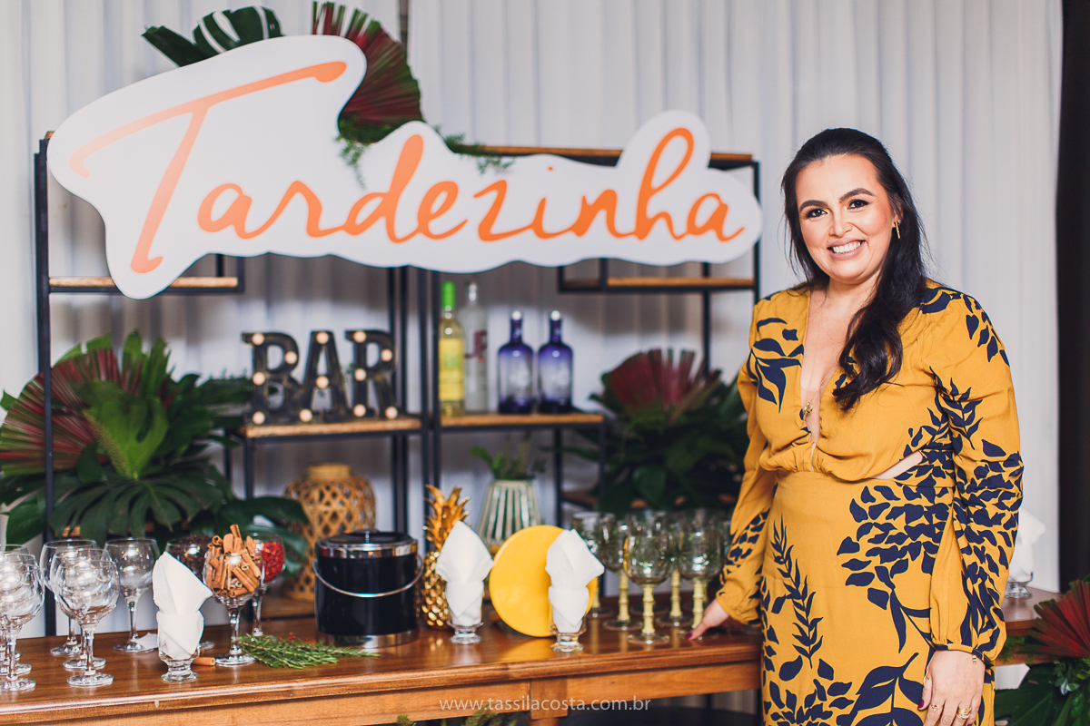 decoração linda de chá bar, Dayane e Higgor, decoração de chá bar by Tais Vaz, fotografia de chá bar by Tássila Costa, chá bar inspirado na balada Tardezinha do Thiaguinho, vestido lindo para usar no chá bar, chá bar em Vitória ES, noivos lindos em ViX