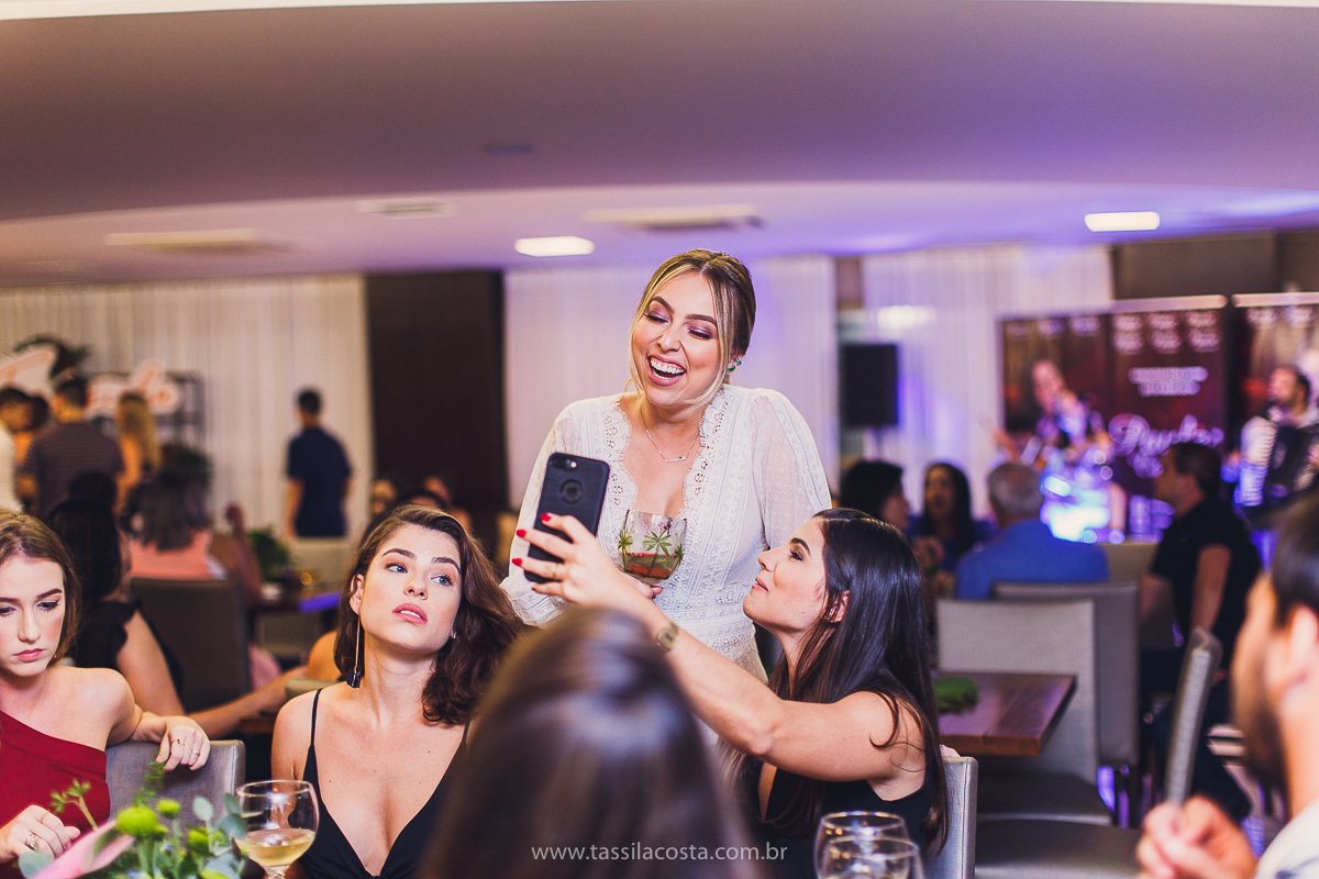 decoração linda de chá bar, Dayane e Higgor, decoração de chá bar by Tais Vaz, fotografia de chá bar by Tássila Costa, chá bar inspirado na balada Tardezinha do Thiaguinho, vestido lindo para usar no chá bar, chá bar em Vitória ES, noivos lindos em ViX