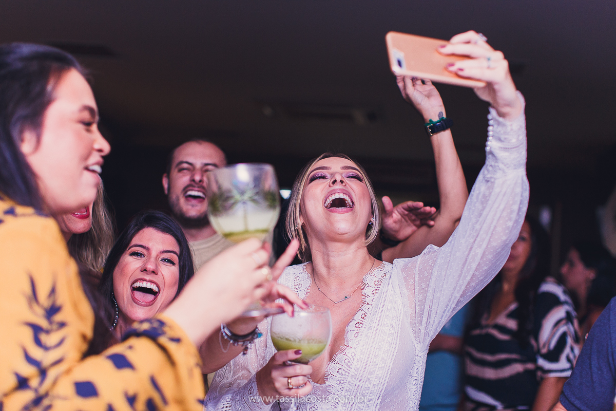 decoração linda de chá bar, Dayane e Higgor, decoração de chá bar by Tais Vaz, fotografia de chá bar by Tássila Costa, chá bar inspirado na balada Tardezinha do Thiaguinho, vestido lindo para usar no chá bar, chá bar em Vitória ES, noivos lindos em ViX