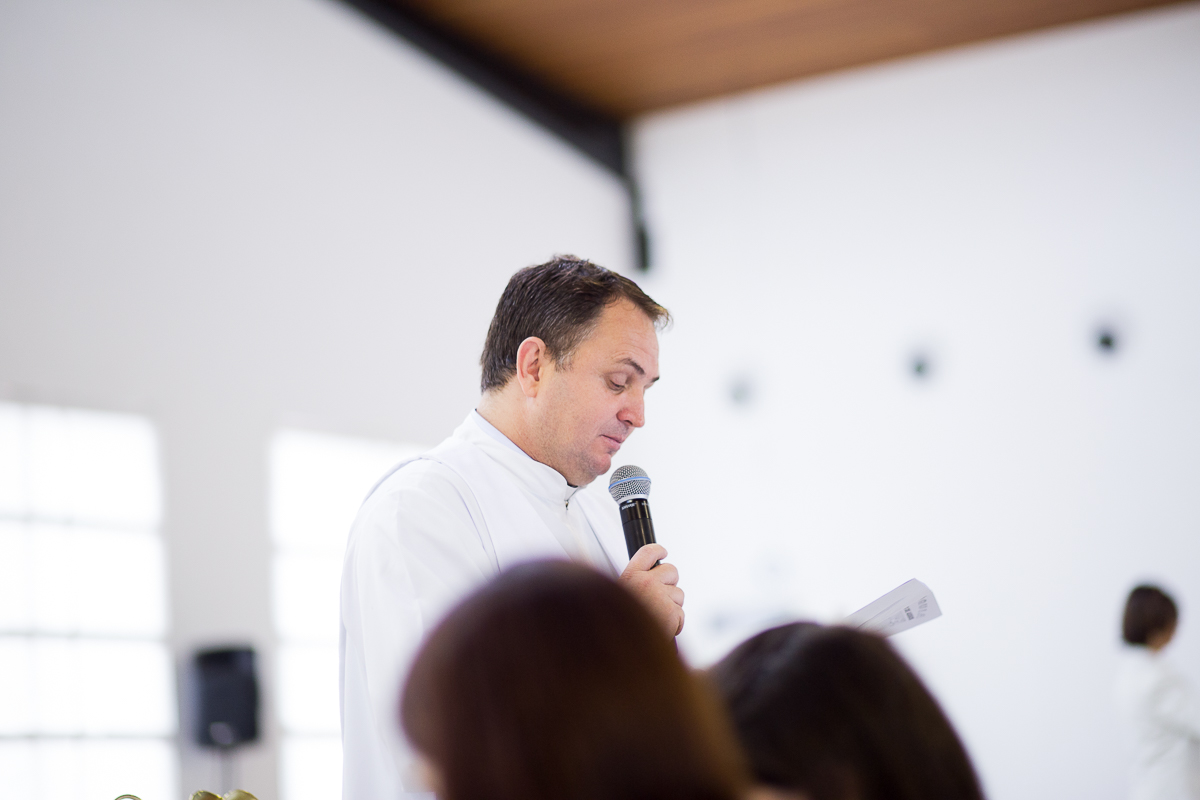 batizado do Benjamin, que ocorreu em vitória es, na paróquia são francisco de assis, na pracinha de jardim da penha, igreja católica, domingo de manhã, fotos de batizado