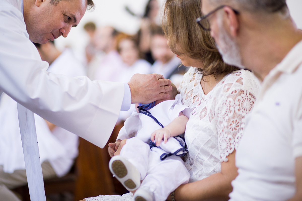batizado do Benjamin, que ocorreu em vitória es, na paróquia são francisco de assis, na pracinha de jardim da penha, igreja católica, domingo de manhã, fotos de batizado