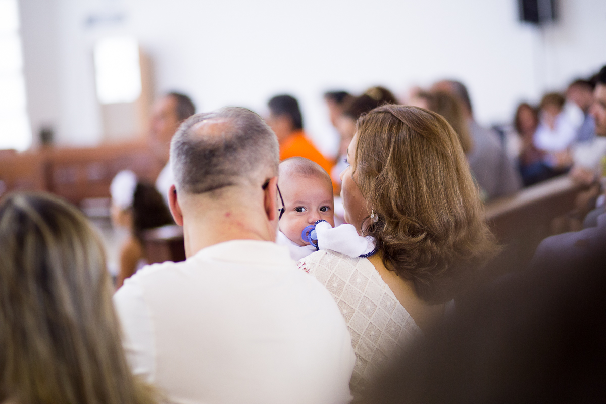 batizado do Benjamin, que ocorreu em vitória es, na paróquia são francisco de assis, na pracinha de jardim da penha, igreja católica, domingo de manhã, fotos de batizado