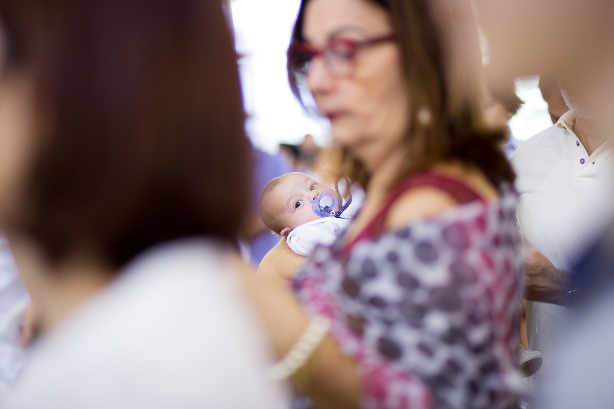 batizado do Benjamin, que ocorreu em vitória es, na paróquia são francisco de assis, na pracinha de jardim da penha, igreja católica, domingo de manhã, fotos de batizado