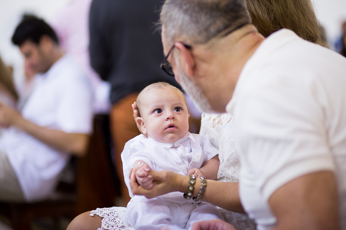 batizado do Benjamin, que ocorreu em vitória es, na paróquia são francisco de assis, na pracinha de jardim da penha, igreja católica, domingo de manhã, fotos de batizado