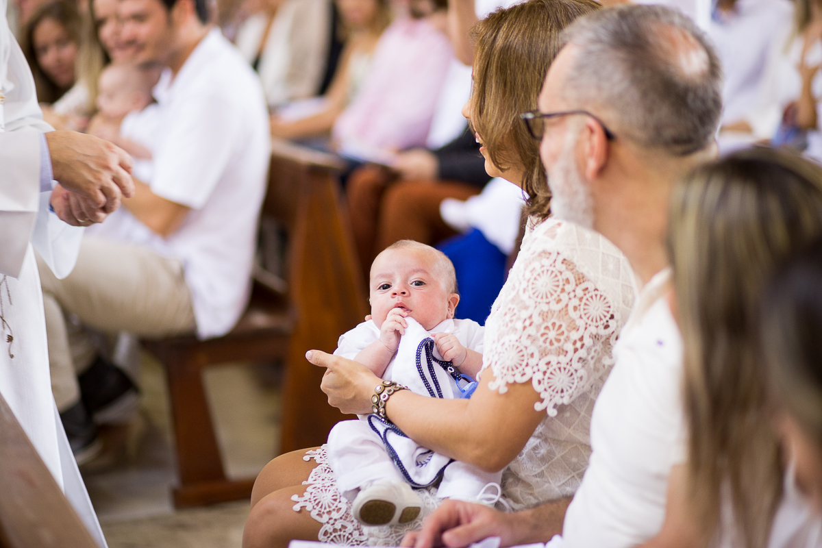 batizado do Benjamin, que ocorreu em vitória es, na paróquia são francisco de assis, na pracinha de jardim da penha, igreja católica, domingo de manhã, fotos de batizado