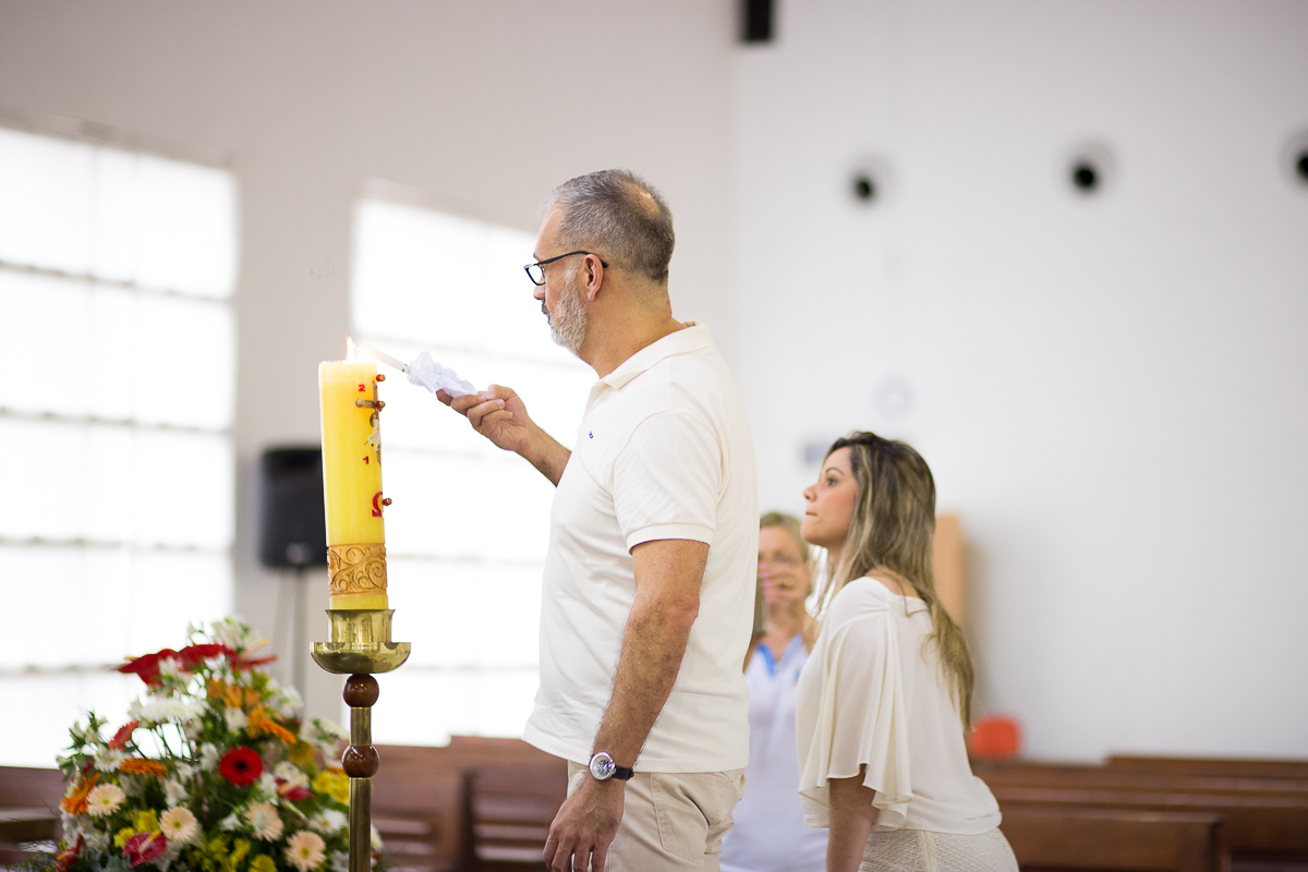 batizado do Benjamin, que ocorreu em vitória es, na paróquia são francisco de assis, na pracinha de jardim da penha, igreja católica, domingo de manhã, fotos de batizado