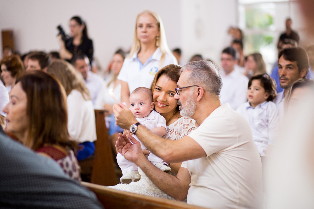 batizado do Benjamin, que ocorreu em vitória es, na paróquia são francisco de assis, na pracinha de jardim da penha, igreja católica, domingo de manhã, fotos de batizado