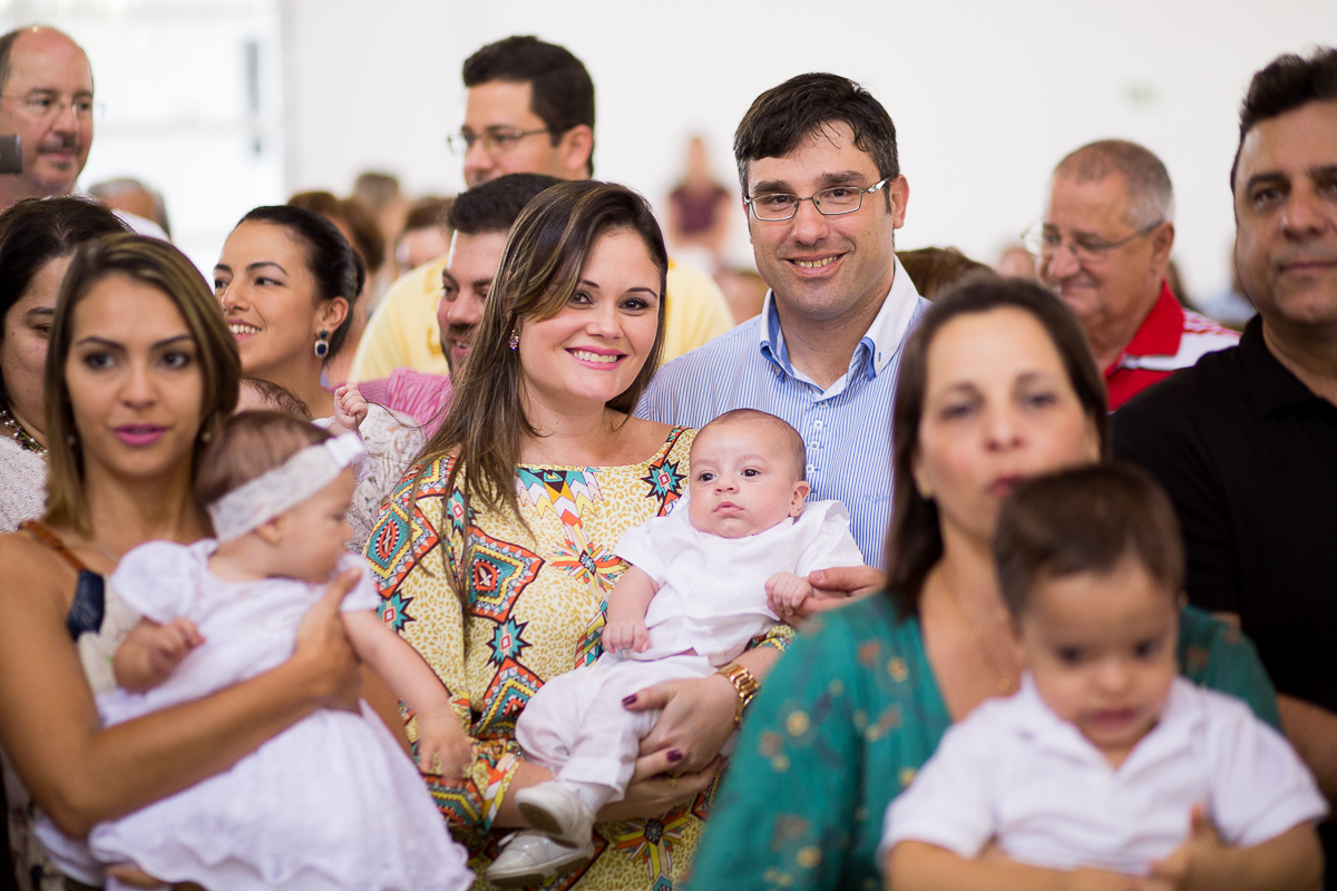 batizado do Benjamin, que ocorreu em vitória es, na paróquia são francisco de assis, na pracinha de jardim da penha, igreja católica, domingo de manhã, fotos de batizado