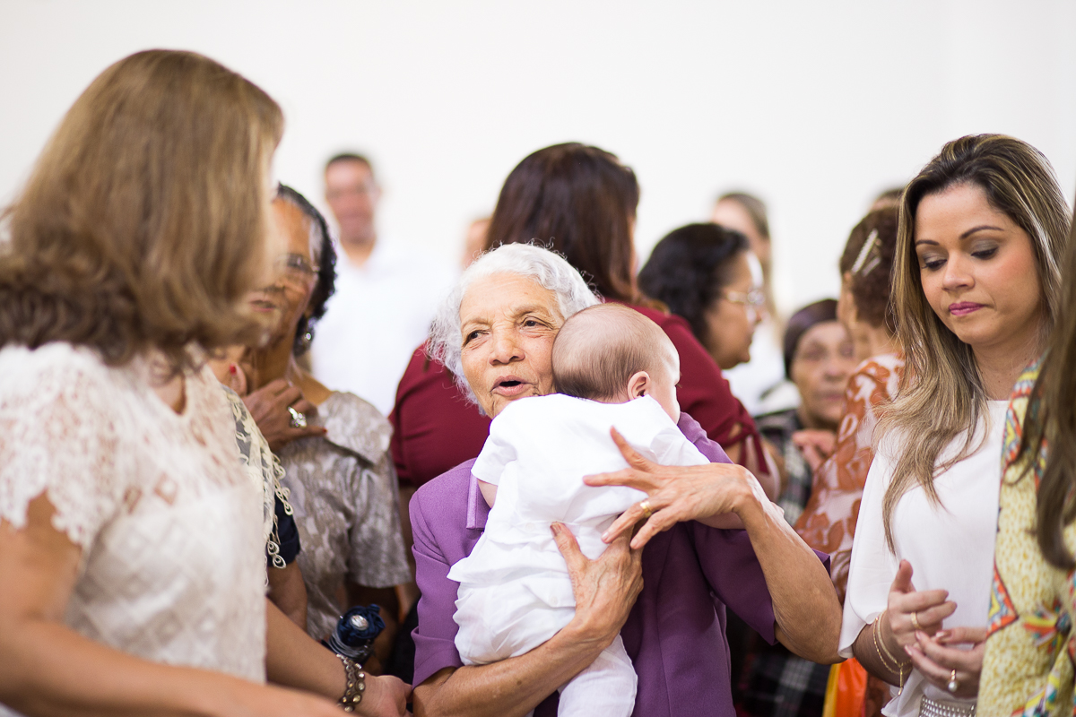 batizado do Benjamin, que ocorreu em vitória es, na paróquia são francisco de assis, na pracinha de jardim da penha, igreja católica, domingo de manhã, fotos de batizado