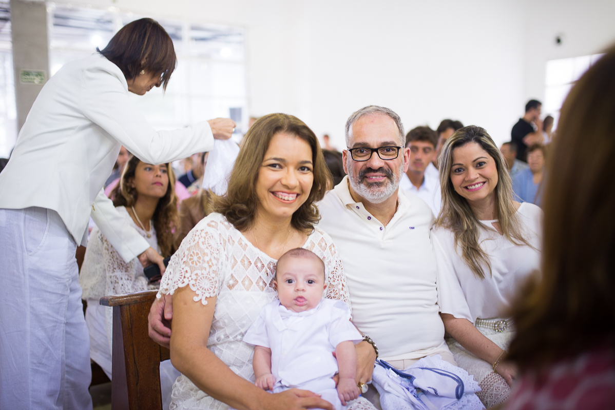 batizado do Benjamin, que ocorreu em vitória es, na paróquia são francisco de assis, na pracinha de jardim da penha, igreja católica, domingo de manhã, fotos de batizado