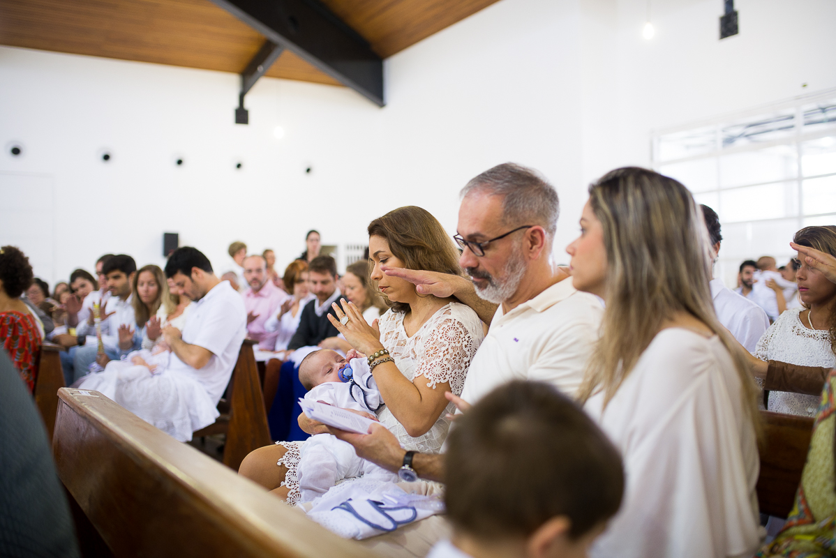 batizado do Benjamin, que ocorreu em vitória es, na paróquia são francisco de assis, na pracinha de jardim da penha, igreja católica, domingo de manhã, fotos de batizado