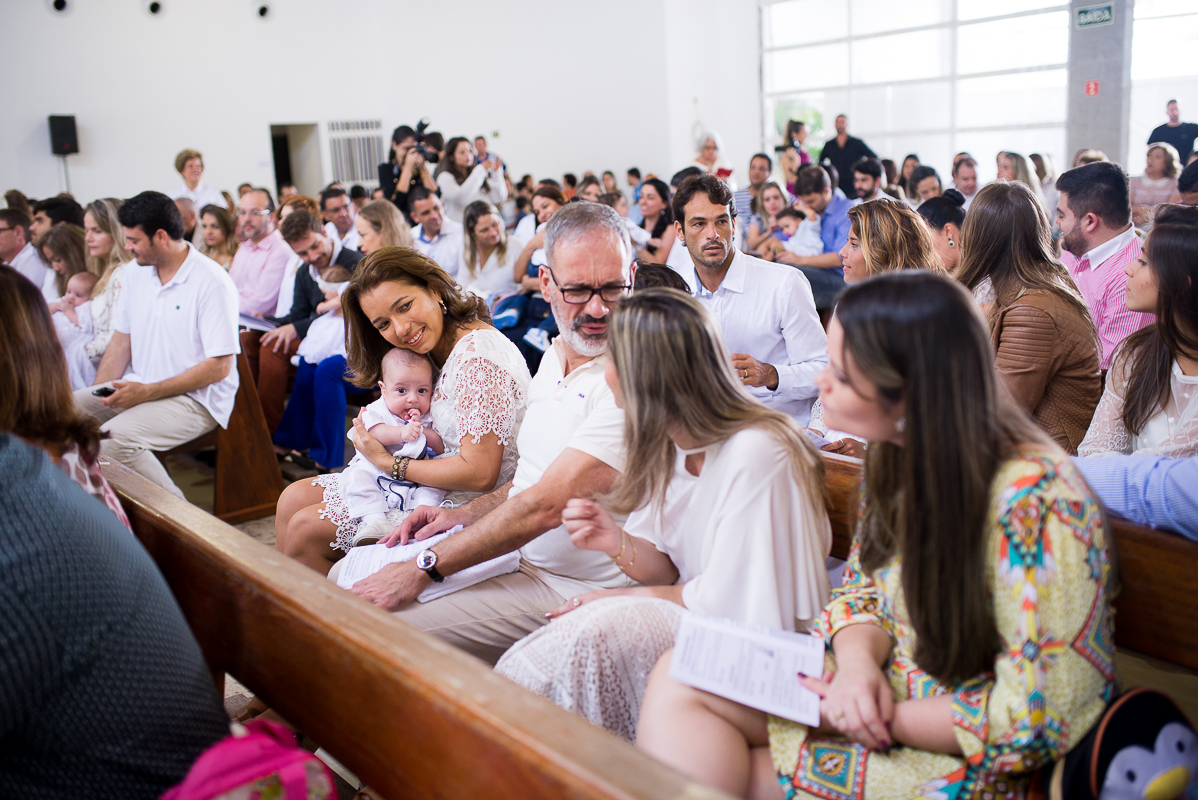 batizado do Benjamin, que ocorreu em vitória es, na paróquia são francisco de assis, na pracinha de jardim da penha, igreja católica, domingo de manhã, fotos de batizado