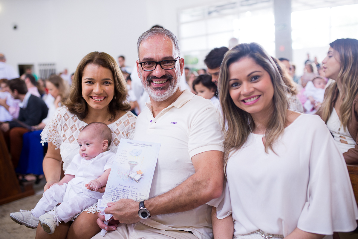batizado do Benjamin, que ocorreu em vitória es, na paróquia são francisco de assis, na pracinha de jardim da penha, igreja católica, domingo de manhã, fotos de batizado