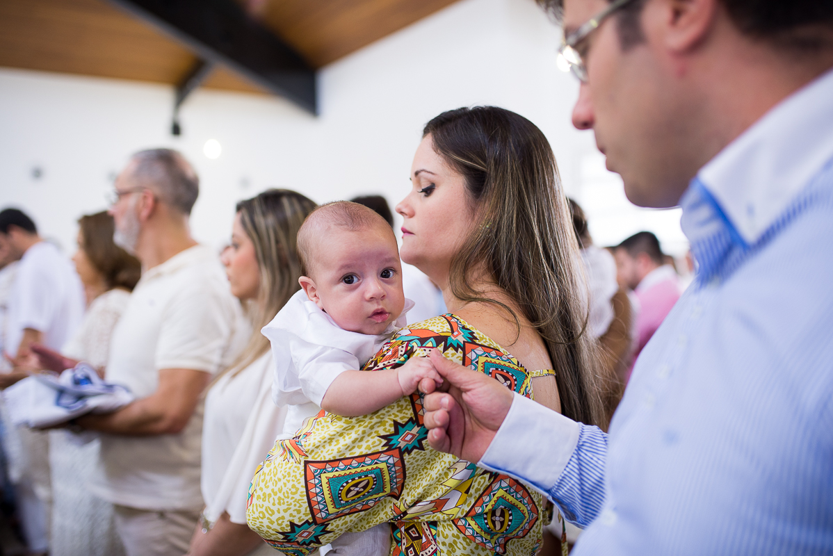 batizado do Benjamin, que ocorreu em vitória es, na paróquia são francisco de assis, na pracinha de jardim da penha, igreja católica, domingo de manhã, fotos de batizado