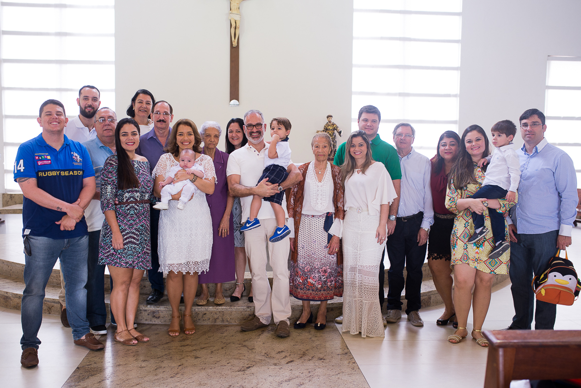 batizado do Benjamin, que ocorreu em vitória es, na paróquia são francisco de assis, na pracinha de jardim da penha, igreja católica, domingo de manhã, fotos de batizado