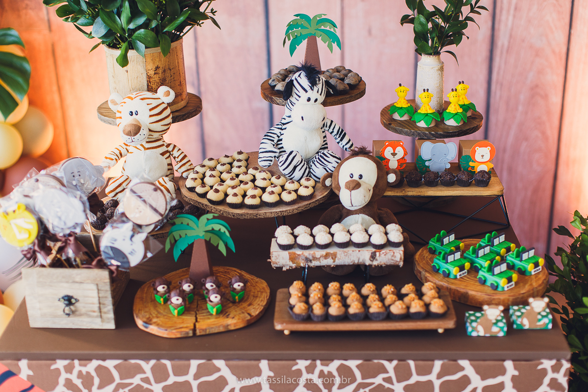 festa infantil de menino, no tema Safari, festa dos sonhos feita em casa, decoração by Loely eventos, mãe e pai de primeira viagem