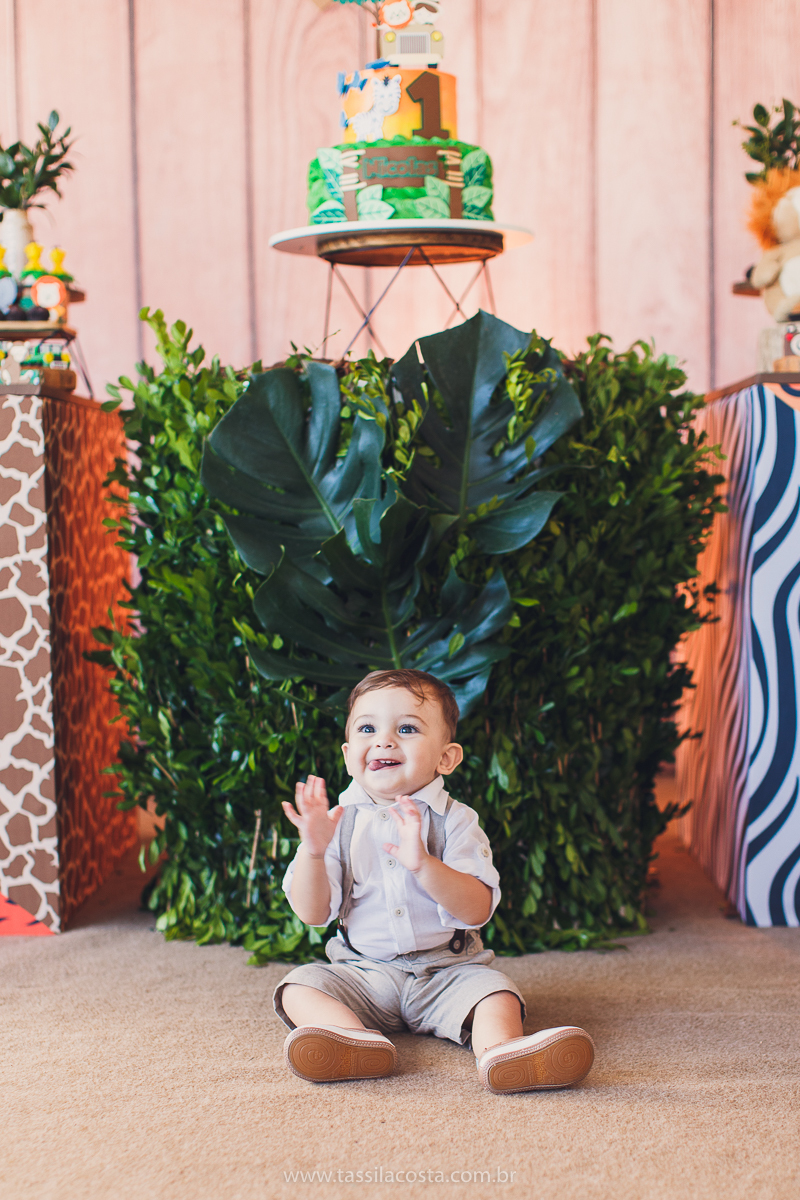 festa infantil de menino, no tema Safari, festa dos sonhos feita em casa, decoração by Loely eventos, mãe e pai de primeira viagem, menino sorridente, bebê lindo, look lindo para aniversário de 1 ano