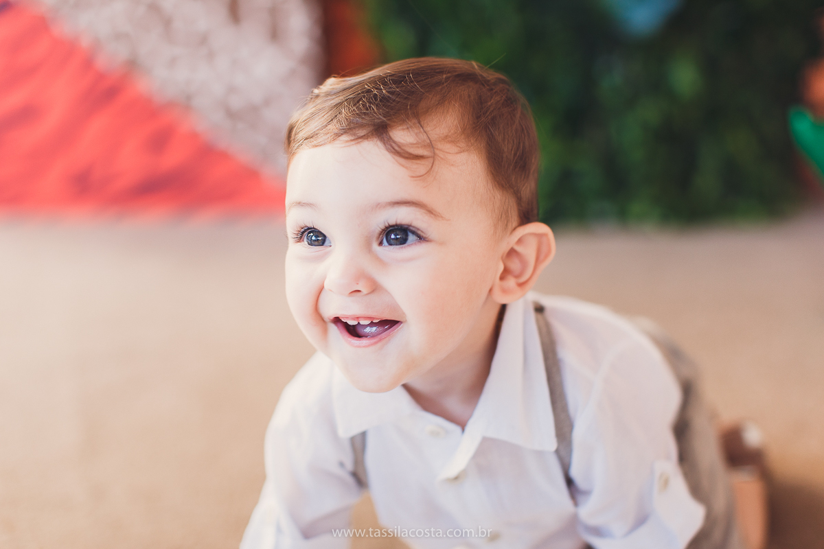 festa infantil de menino, no tema Safari, festa dos sonhos feita em casa, decoração by Loely eventos, mãe e pai de primeira viagem, menino sorridente, bebê lindo, look lindo para aniversário de 1 ano