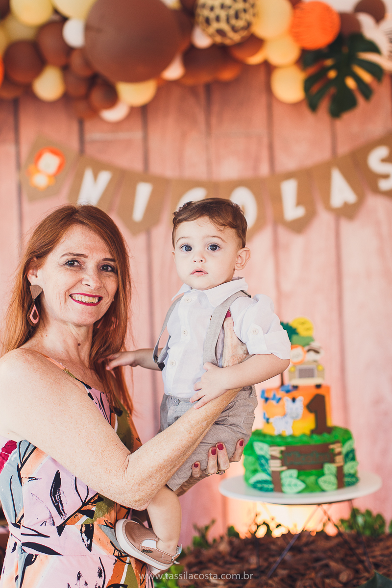 festa infantil de menino, no tema Safari, festa dos sonhos feita em casa, decoração by Loely eventos, mãe e pai de primeira viagem, menino sorridente, bebê lindo, look lindo para aniversário de 1 ano