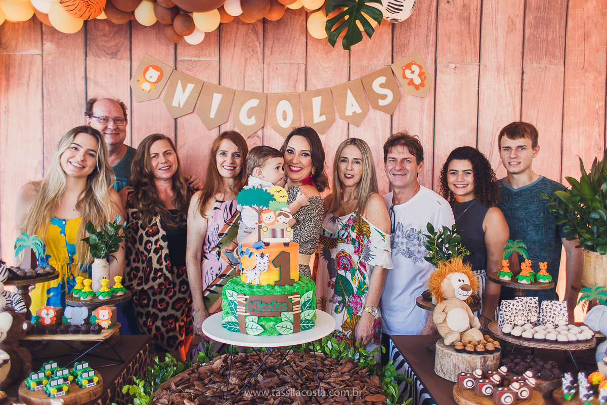 festa infantil de menino, no tema Safari, festa dos sonhos feita em casa, decoração by Loely eventos, mãe e pai de primeira viagem, menino sorridente, bebê lindo, look lindo para aniversário de 1 ano