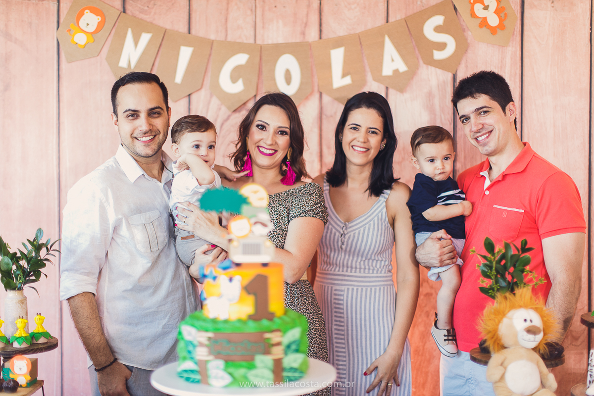 festa infantil de menino, no tema Safari, festa dos sonhos feita em casa, decoração by Loely eventos, mãe e pai de primeira viagem, menino sorridente, bebê lindo, look lindo para aniversário de 1 ano