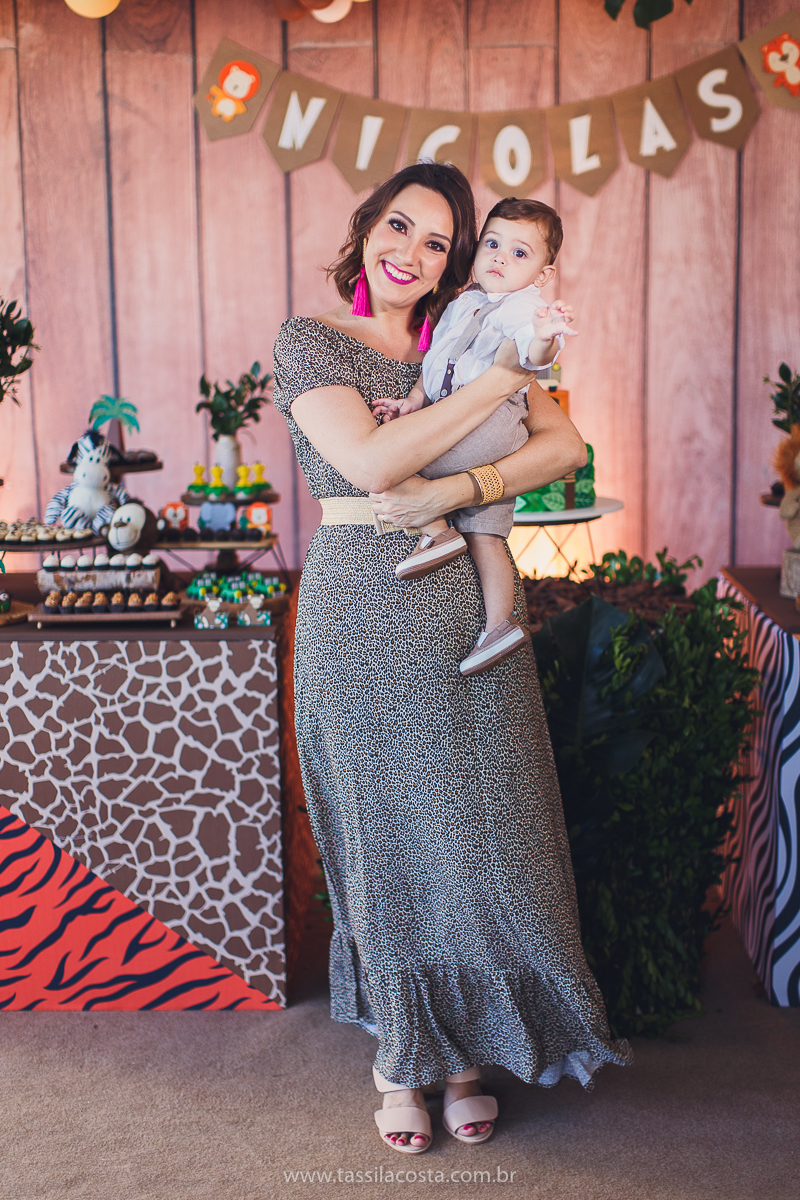 festa infantil de menino, no tema Safari, festa dos sonhos feita em casa, decoração by Loely eventos, mãe e pai de primeira viagem, menino sorridente, bebê lindo, look lindo para aniversário de 1 ano
