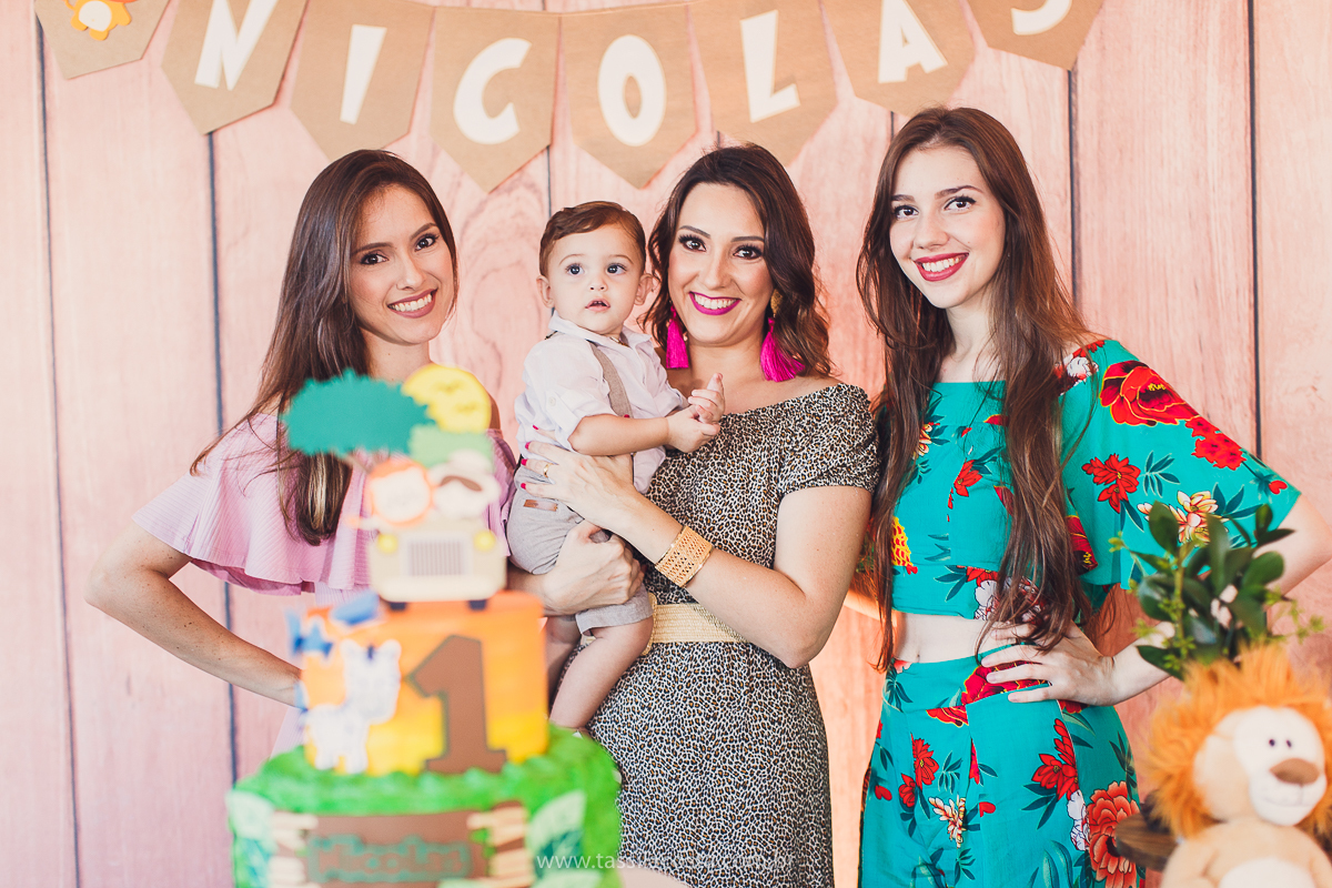 festa infantil de menino, no tema Safari, festa dos sonhos feita em casa, decoração by Loely eventos, mãe e pai de primeira viagem, menino sorridente, bebê lindo, look lindo para aniversário de 1 ano