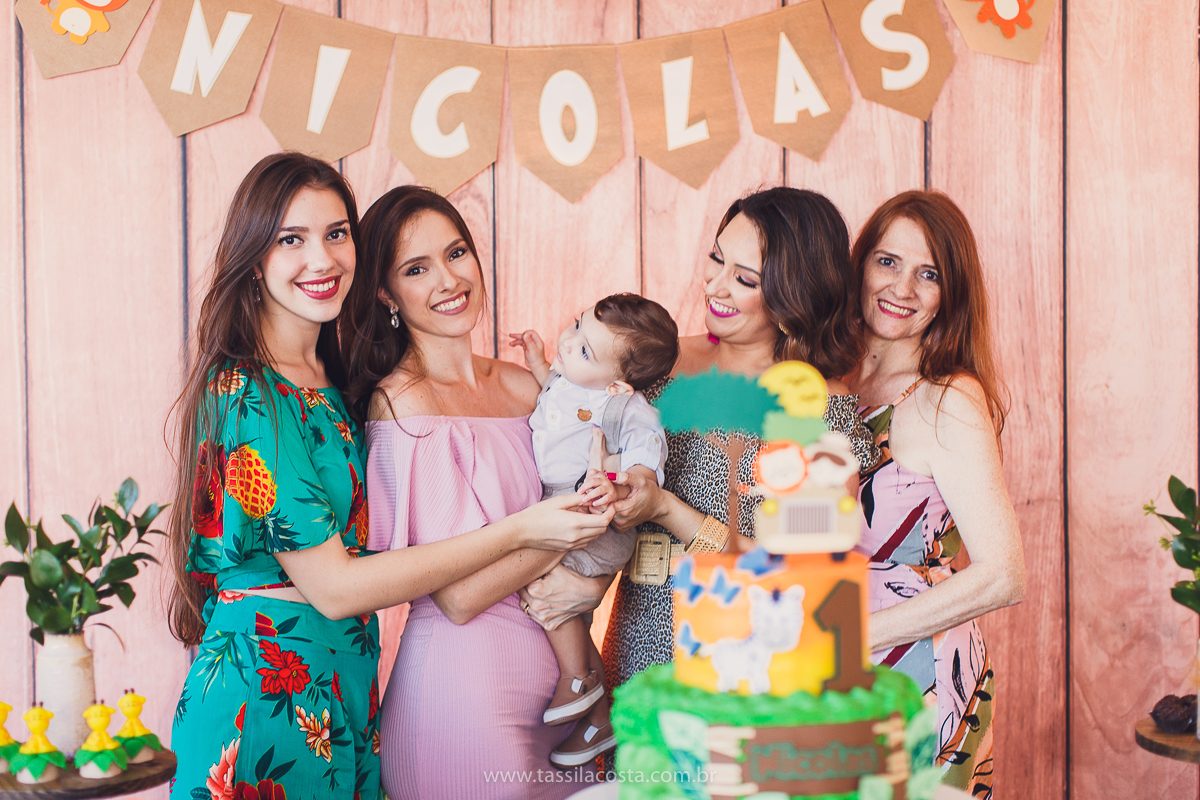 festa infantil de menino, no tema Safari, festa dos sonhos feita em casa, decoração by Loely eventos, mãe e pai de primeira viagem, menino sorridente, bebê lindo, look lindo para aniversário de 1 ano